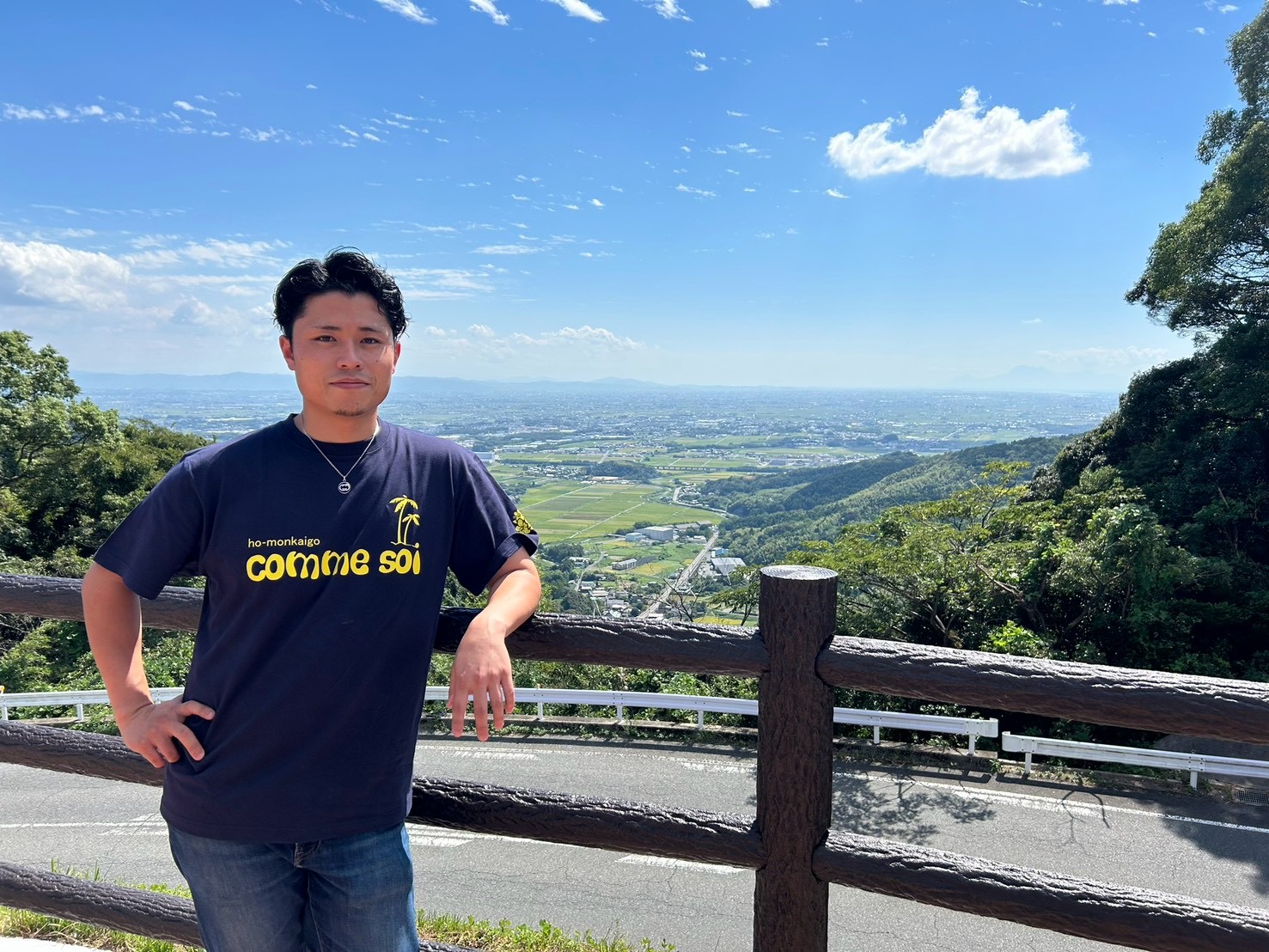 吉野ヶ里の見晴らし台に立つ代表 中島大作