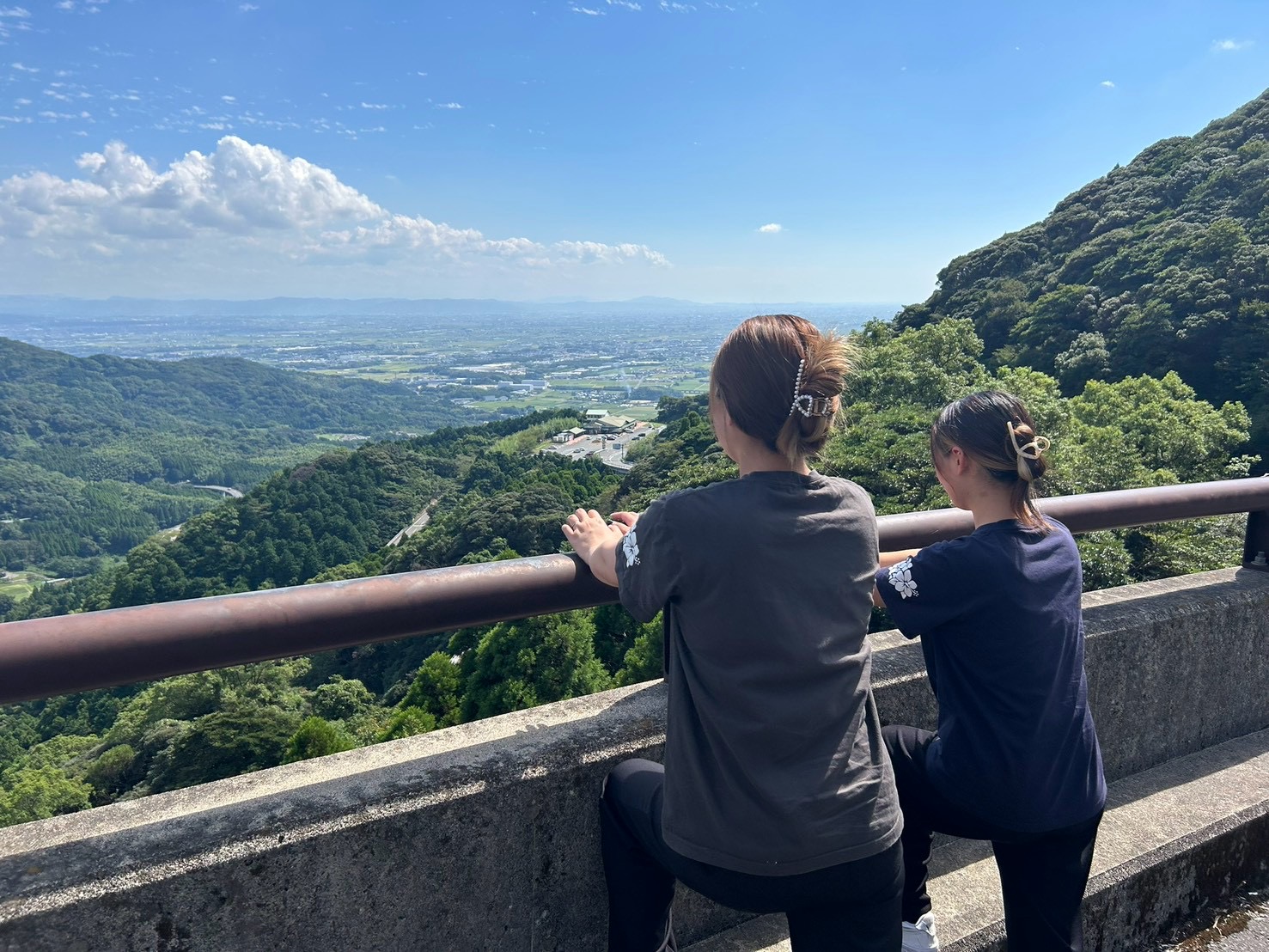 吉野ヶ里の景色を望むコムソワのスタッフ